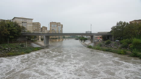 Le-Lez-Fluss,-Große-Überschwemmung,-Montpellier-Antigone-Viertel,-Starker-Regen.-Brücke